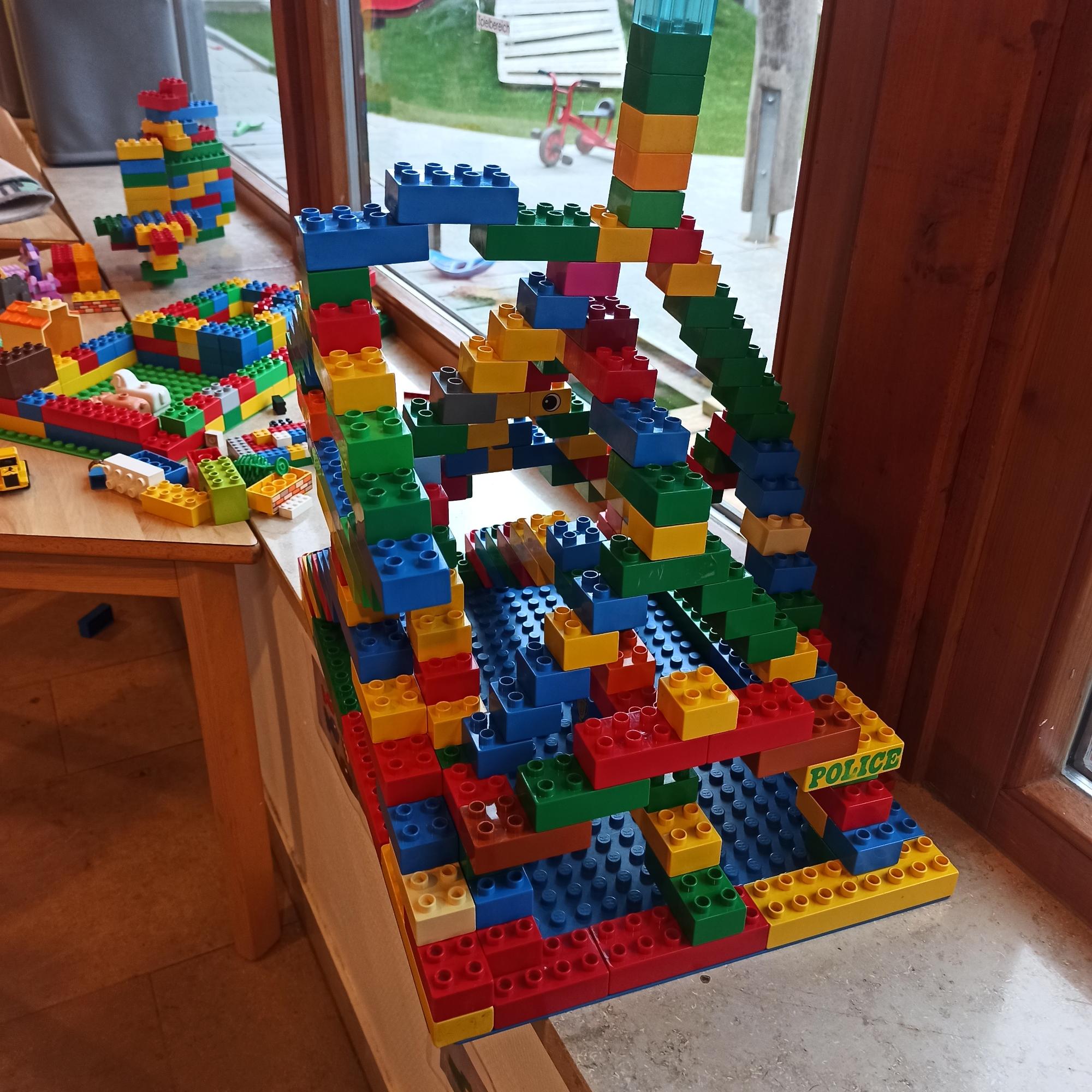 Dreidimensionales Bauen in der Duplo-Ecke